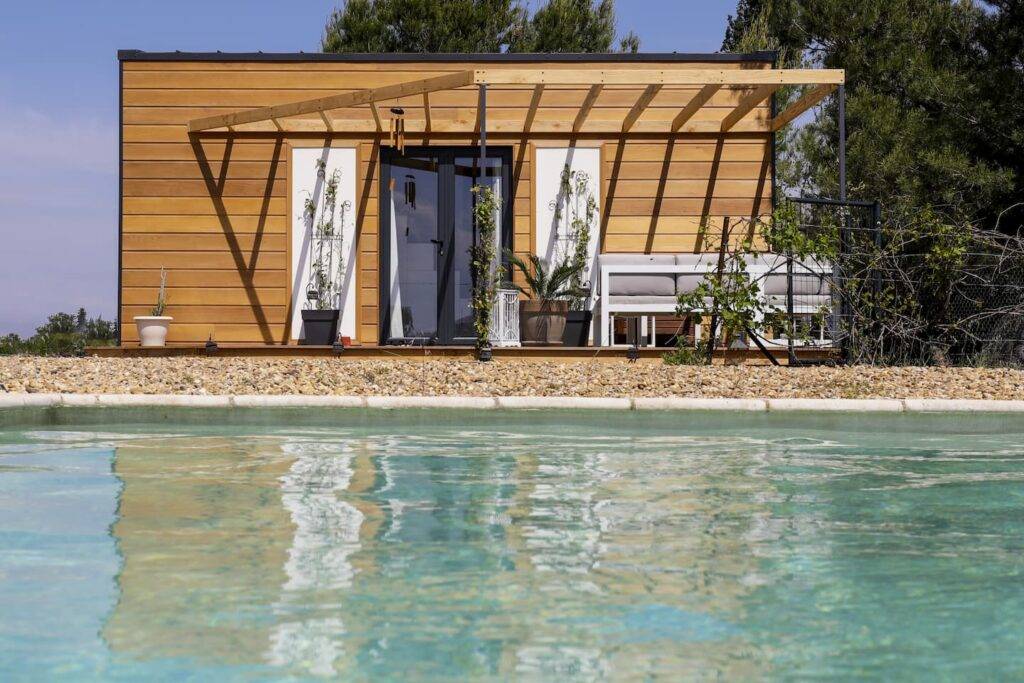 Holiday lodge with swimming pool